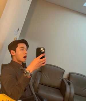 Kwon Hwa-woon Instagram - 즐촬 중 :)