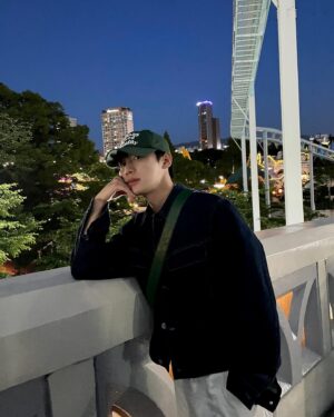 Kwon Hwa-woon Instagram - 한 주 시작 즐겁게!