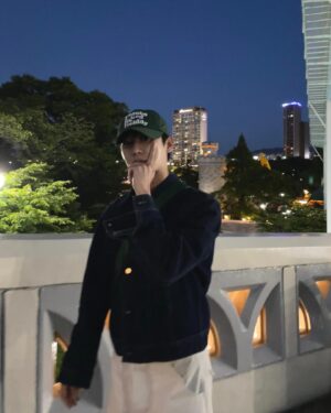 Kwon Hwa-woon Instagram - 한 주 시작 즐겁게!