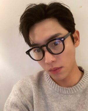 Kwon Hwa-woon Instagram - 어릴 때 별명 사마귀 🤓