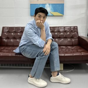 Kwon Hyuk-soo Instagram - 살다살다 이런 재밌는일 다 생기네요..나한테 
아니 지미추 말본 콜라보레이션 컬렉션이 런칭했어요..
그럼 아니 신을 수가 있습니까?!?!
그래서 바로 신어 봤습니다.
1번 모델이 신발살렸다
2번 신발이 모델살렸다
3번 지미추 말본 혁수 N빵이다

#지미추 #지미추말본콜라보레이션 
#JimmyChoo #JimmyChooxMalbon