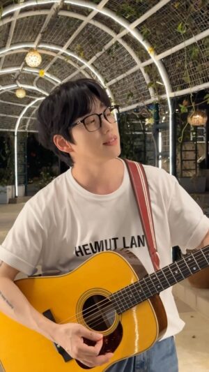 Kwon Jeong-yeol Instagram - 도영 - 반딧불 (10CM COVER)
DOYOUNG - LITTLE LIGHT (10CM COVER)

별이 없는 까망 위에 ✨🌌

#10CM #십센치 #권정열 
#DOYOUNG #도영 #반딧불 #YOUTHFUL