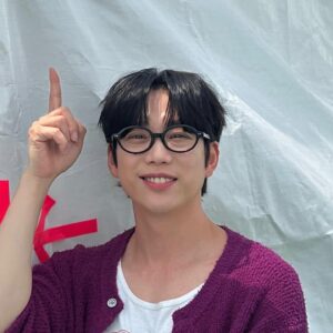 Kwon Jeong-yeol Instagram - 위버스콘에서 뜨거운 날씨에도 함께해주신 센치너 분들과 관객 여러분 모두 반가웠습니다❤️‍🔥 

Thank you Centiner and everyone who joined on Weverse Concert today beating the heat together! ❤️‍🔥

#10CM #십센치 #권정열 #위버스콘 #WeverseCon
