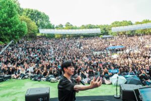 Kwon Jeong-yeol Instagram - 🖤2024 올해도 글렀나 봄🖤

올해로 육년째를 맞이한 올글봄!
매년 감사한 마음이 커집니다.
무척 더운 날, 올해도 함께해주셔서 너무 감사드립니다. 

#10CM #십센치 #권정열 #올해도글렀나봄 #올해도글렀나봄_2024 #올글봄 #올글봄_2024