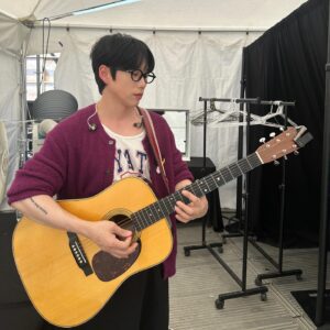 Kwon Jeong-yeol Instagram - 위버스콘에서 뜨거운 날씨에도 함께해주신 센치너 분들과 관객 여러분 모두 반가웠습니다❤️‍🔥 

Thank you Centiner and everyone who joined on Weverse Concert today beating the heat together! ❤️‍🔥

#10CM #십센치 #권정열 #위버스콘 #WeverseCon