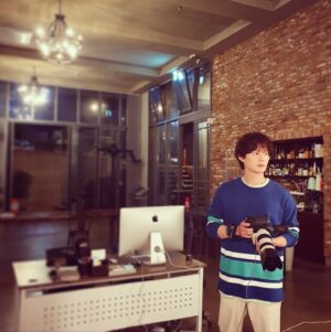 Kwon Soo-hyun Instagram - 오늘 밤은 5분 빠른 8시 55분! 
혜주니랑 정하랑 민기할부지 손잡고 
진우네 스튜디오로 놀러오세요📸
(원해효 어디있니 어디갔니)
#청춘기록 #사민기 #사혜준 #안정하 #김진우