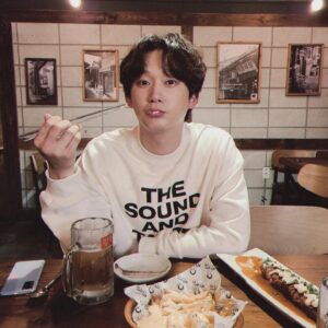 Kwon Soo-hyun Instagram - 📸 by 사혜쥬니

오늘도 9시 tvN #청춘기록 📽

(진우는 촬영중이 아니어도 잘먹는다🍟)