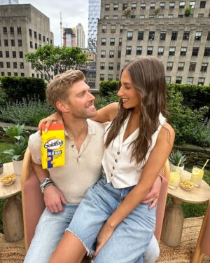 Kyle Cooke Instagram - Summer should be fun! OLD BAY Goldfish… Definitely fun! #Goldfish_ad. Don’t miss us with @goldfishsmiles on @accesshollywood tonight!