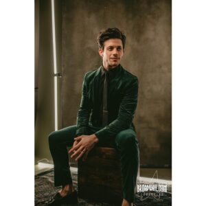 Kyle Harris Instagram - Thinkin I’ll take the tags off this suit. #TheInheritance #Broadway #Play #OpeningNight #Photobooth
