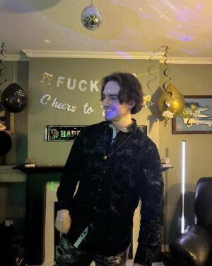 Kyle Meagher Instagram - The sign behind me has no bad words, I promise! #fuck2022 #2023 #newyears #musician #music #broNobodyToldmeAboutTheProfanity #NotMyfault