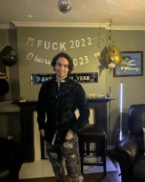 Kyle Meagher Instagram - The sign behind me has no bad words, I promise! #fuck2022 #2023 #newyears #musician #music #broNobodyToldmeAboutTheProfanity #NotMyfault
