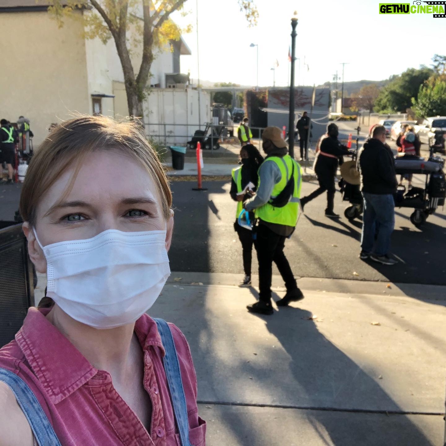 Kym Jackson - 291 Likes - Pandemic worky worky! So surreal.. masks on between takes, covid tests every morning, no crafty (the most important part of the job!). Sidenote this was the coldest morning in the history of earth EVER!
#onset #shooting #covid #acting #masklife