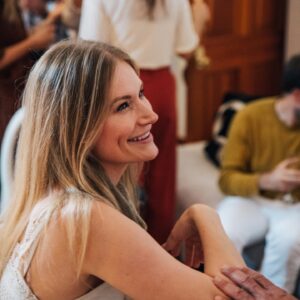 Kym Jackson Instagram - No clue who I was talking to with all that happy in my eyes... @paultahoe I have a feeling it was you?!? 😻😻

.

.

.

#happydays #dinnerparty #dearfriends #mustard #precovid19 #precovidmemories #dinnerparties #blondehair #smiles