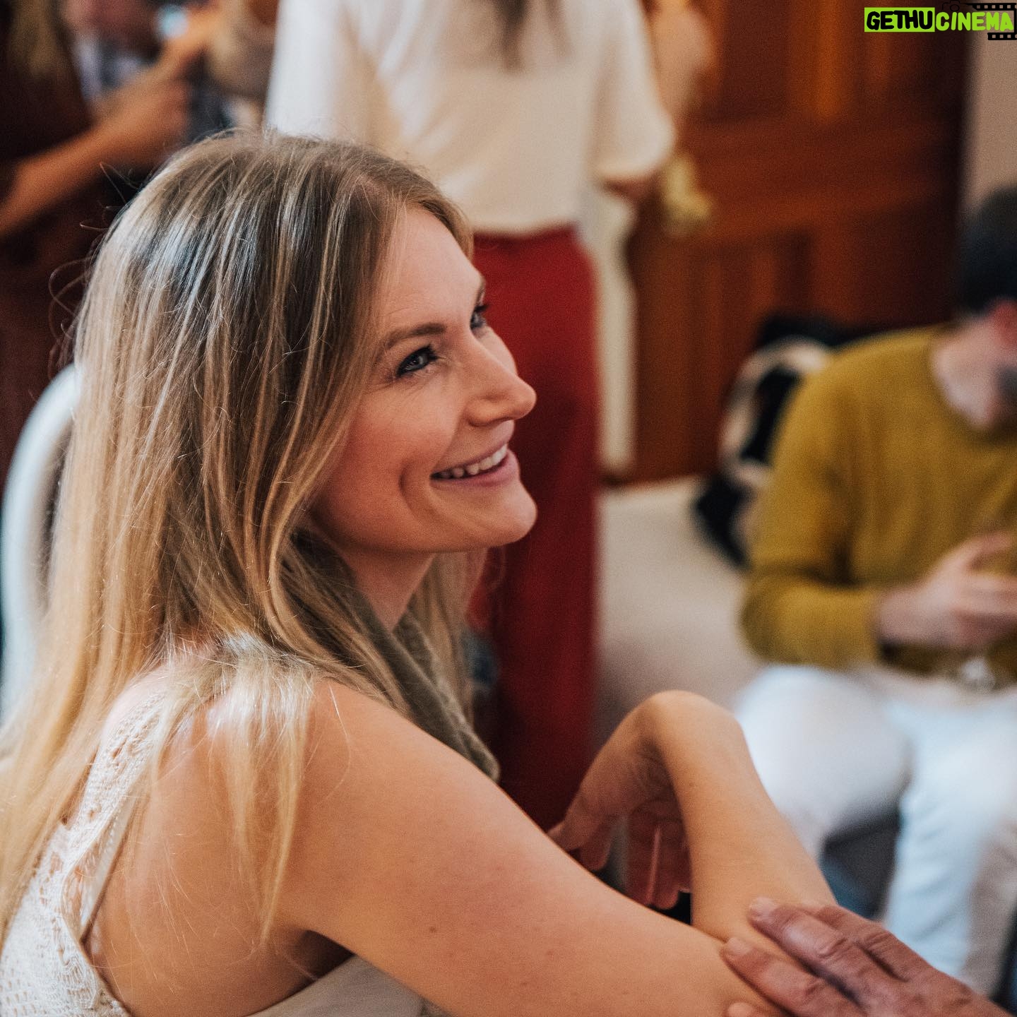 Kym Jackson - 254 Likes - No clue who I was talking to with all that happy in my eyes... @paultahoe I have a feeling it was you?!? 😻😻
.
.
.
#happydays #dinnerparty #dearfriends #mustard #precovid19 #precovidmemories #dinnerparties #blondehair #smiles