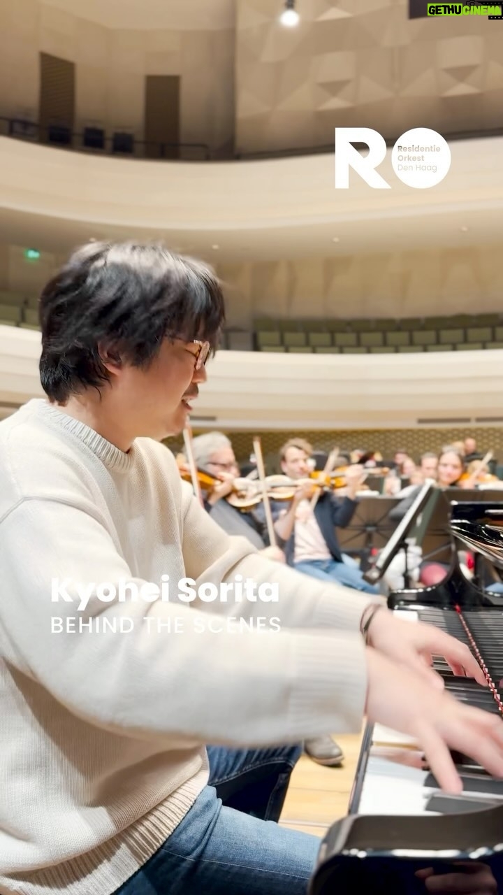 Kyohei Sorita - 10.1K Likes - Pianist Kyohei Sorita 反田恭平 @kyoheisorita rehearsing Rachmaninov’s 4th Piano Concerto together with the orchestra, directed by Yutaka Sado 佐渡裕 @yutakasado_official. This expressive piece will be performed tomorrow night in Amare’s sold out Concert Hall in The Hague!
***
Pianist Kyohei Sorita tijdens de repetitie van Rachmaninov’s 4e Pianoconcert samen met het orkest, geleid door Yutaka Sado. Dit expressieve werk is morgenavond te horen in de uitverkochte Concertzaal van Amare!
#residentieorkest #behindthescenes #orkest #orchestra #classicalmusic #Rachmaninov #symphony #symphonicorchestra #piano #pianoplayer #musician #pianist #art #amazing #concert #practice #rehearsal #classicalmusicians #daysofpractice #amaredenhaag #denhaag #thehague #concerto