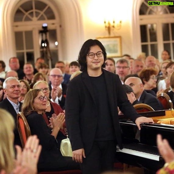 Kyohei Sorita - 13.3K Likes - It was a great honor to perform in the place where Chopin spent his time🇵🇱✨
And congratulations on your 30th anniversary as Artistic Director, my professor!!
At 77th Duszniki International Piano Festival 2022
Photo by Marek Grotowski
#chopin #poland #kyoheisorita