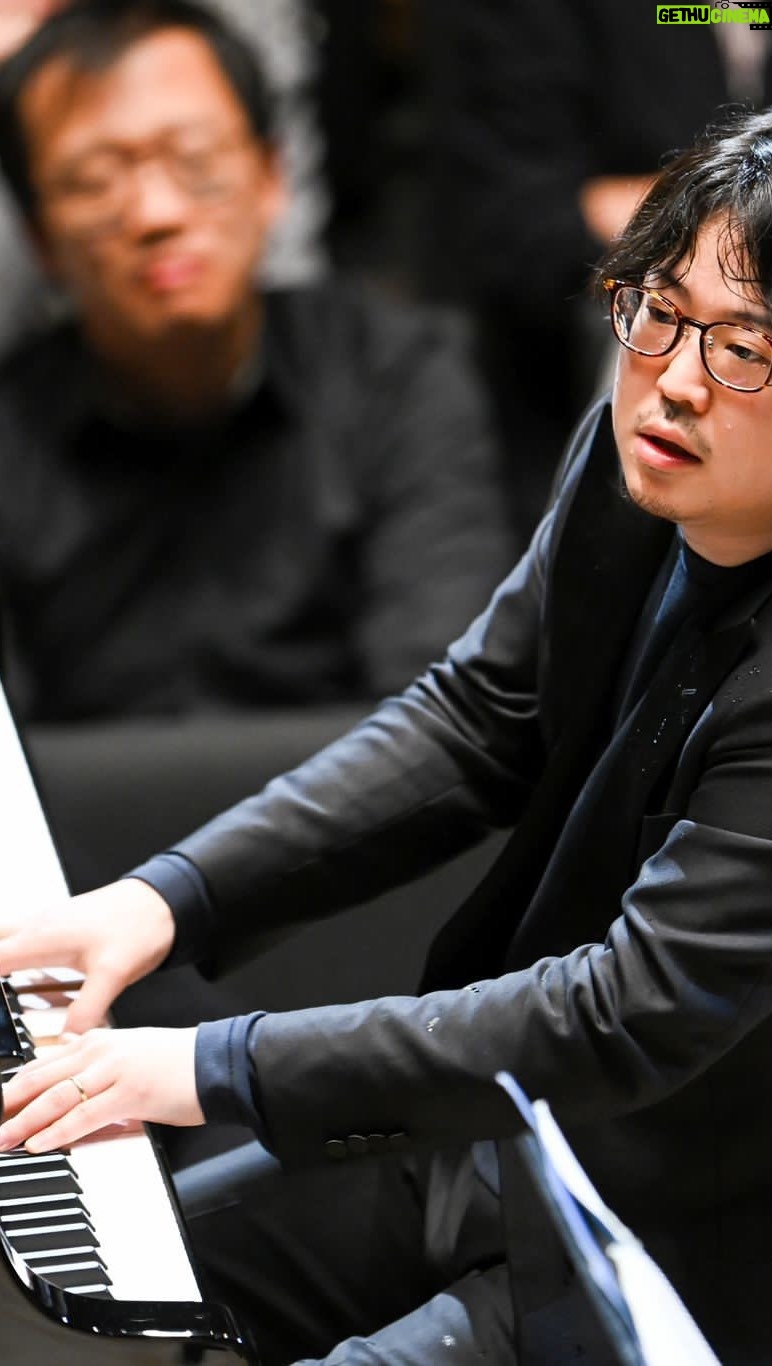 Kyohei Sorita - 7.5K Likes - It was a memorable debut in Germany with @munich_philharmonic !! Thank you so much.
📰 『KLASSIK BEGEISTERT』&『Süddeutsche Zeitung』
ーEs grenzt jedes Mal an ein Wunder, wenn ein Pianist aus diesem eigentlich flach klingenden Instrument so ein farbenfrohes Klangspektrum holtー
ーPianist Kyōhei Soritas pianistische Klaviermagie ist die Sternstunde des Abends. Seine Tasten klingen wie ein zweites Orchester, viel bunter und differenzierter als viele Dirigenten aus einem Komplex an fünfzig verschiedenen Instrumenten rausholen. Wie ein Engelchor schwebt sein Flügel über dem Bühne. Aus den dunklen Tiefen der Rachmaninow’schen Schaffenskrise hinaus in die große weite Weltkarriere: Man spürt in jedem Moment die innerlichsten Emotionen des großen russischen Komponisten. Ein feuriger Applaus krönt den jungen Japaner zum Sieger des Abendsー
『KLASSIK BEGEISTERT』
-von Johannes Karl Fischer
https://klassik-begeistert.de/muenchner-philharmoniker-rafale-payare-dirigent-kyohei-sorita-jano-lisboa-michael-hell-isarphilharmonie-muenchen-22-maerz-2023/
ーUnd was soll man sagen: Wie trunken umschlungen er und die Philharmoniker sich dem Klangrausch dieses Werks hingeben, seiner melodischen Schönheit, seinem Ernst, seiner Wärme, und wie selbstverständlich sie Solo- und Orchesterpart in ein ideales Verhältnis zueinander setzen, ist beglückend.ー
『Süddeutsche Zeitung』
-von Andreas Pernpeintner
https://www.sueddeutsche.de/muenchen/muenchner-philharmoniker-rafael-payare-michael-hell-kyohei-sorita-sofia-gubaidulina-kritik-1.5774351
#kyoheisorita