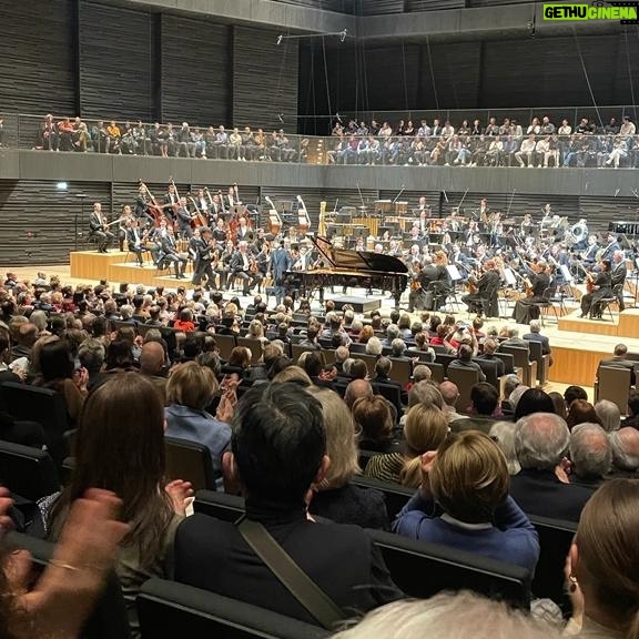 Kyohei Sorita - 5.9K Likes - It was an absolutely wonderful and great experience first day!!!
Thank you Münchner Philharmoniker and maestro.
I've never had 8times curtain calls before!
ミュンヘン・フィルとの初日が終わりました。
めちゃくちゃ楽しかったなー
今夜はなかなか寝付きそうにありません!
8回(だったけ?)のカーテンコールは人生最多でした🇩🇪
@munich_philharmonic @rafaelpayareconductor
#munich #rachmaninoff #kyoheisorita #反田恭平