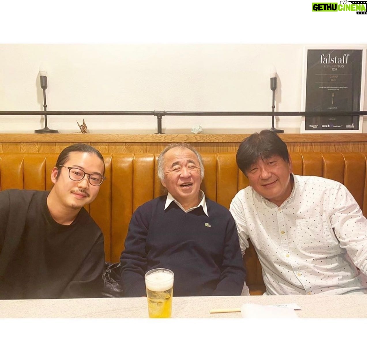 Kyohei Sorita - 14.7K Likes - 最後の弟子の1人として、これからも顔を上げて勉強するから、またどこかで聴きに来て下さいね…
亡くなる2日前、最期に電話を掛けてくれて話した先生との沢山の約束、忘れません。
弾くといつも喜んでくれてた『Widmung』追悼式で弾いたけど届いてたかな。 じゃあ先生、またね。
As one of his last student, I will continue to study “conducting”, so please come and listen to me again somewhere...
I will never forget the many promises that I made to him two days before he passed away, when he called me and talked to me for the last time. I played "Widmung" at the memorial service, which he was always happy to listen me play, but I wonder if he got it. See you again, my maestro.
#RIP #conductor #professor