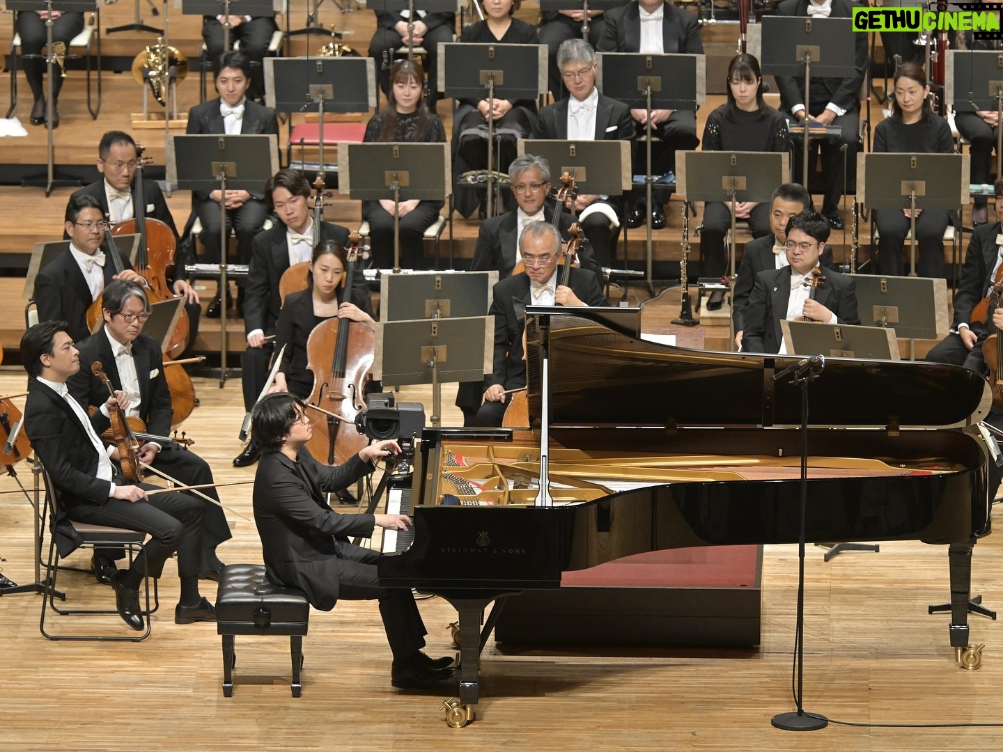 Kyohei Sorita - 5.7K Likes - 【NHK Symphony Orchestra】
Subscription Concert No. 2013 (Program A)
📍NHK-Hall 2 days sold out concerts
*A.Scriabin / Piano Concerto in F sharp minor Op.20
Conductor: Keitaro Harada @khconductor
Piano: Kyohei Sorita @kyoheisorita
Orchestra: NHK Symphony Orchestra @nhk_symphony_orchestra_tokyo
これまた長年ずっと弾いてみたかった曲。
またどこかで弾ける事を願って。
マエストロ、N響の皆さん、
そして御来場下さった皆さま、ありがとうございました!
次は…🤫
ーーーーーー
月末は初来日となるバーゼル室内管弦楽団との香港、日本ツアーです。後の第九にも繋がるベートーヴェン作曲、ピアノ協奏曲第4番をベルリンフィル首席(cl)であり、指揮者のAndreasと津々浦々巡ります。東京サントリー、オペラシティ公演はあっという間に即完でしたが、まだ若干数残っている公演もありますので、是非宜しくお願い致します!
詳しくはオフィシャルサイトから
#反田恭平