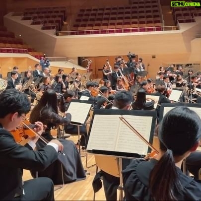 Kyohei Sorita - 6.3K Likes - Looking forward to seeing you at the concert.
#Suntory presents “Special Concert with @japan_national_orchestra “
F.Chopin / Piano Concerto No.1 Op.11
J.Brahms / Symphony No.1 Op.68
ーーーーーーー
今日は皆んなで燕尾服や本番服を着て、来年テレビで放送されるプログラムの収録しました。
発表するのがとても楽しみですが、先に少しだけ模様をお届け🙋♂️
明日はサントリー主催の特別コンサート。
特別なウイスキー「響」を見たり、試飲も実際に出来たりすると言う事なのでじっくり楽しんでください。
お酒の都合上、20歳以下の方は御来場出来ないのですが当日若干数席を開放するらしいので、ショパン/協奏曲1番 & ブラームス/ 交響曲第1番、是非聴きに来てね!!
#サントリー #ウイスキー #響 #hibiki
#Brahms #symphony #chopin #piano #concerto
#japannationalorchestra #jno #kyoheisorita #反田恭平