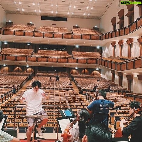 Kyohei Sorita - 5.8K Likes - Japan National Orchestra @japan_national_orchestra 夏のツアーが明日からスタート!
~ Program ~
Cello Soloist / Keisuke Morita, Yuya Mizuno
Piano & Conductor / Kyohei Sorita
Japan National Orchestra
W.A.Mozart : Piano Concerto No.15 K.450 in B-flat Major
P.I.Tchaikovsky : Variations on a Rococo Theme Op.33
W.A.Mozart : Symphony No.40 in G minor K.550
今回はモーツァルト自身も「最も難しい協奏曲」と言葉を遺したとも言われている第15番ピアノ協奏曲K.450をはじめ、ソリストにコアメンバーの森田啓介くん @keisuke0501 & 水野優也くん @ym9892 のダブル・ソリストでチャイコフスキー/ロココ風の主題による変奏曲を各地演奏します。
そして後半には今日のリハの動画内でも演奏している、本プログラムのメイン、モーツァルト/交響曲第40番KV.550。
各地完売で皆さまの所へ伺えるのがとても楽しみです。*8/29福井公演のみ、僅かですが若干枚数ありますのでお早めにお求めをお願いします。
ーーーーーーーーーーーーーーー
そして遂に、水野優也のデビューアルバム『コダーイ/無伴奏チェロソナタ & ショパン/チェロソナタ』が明日からリリースします!
本ツアーでは終演後のサイン会も可能な限り考えておりますので、是非会場でCDもチェックして下さい!!
#JNO #japannationalorchestra #反田恭平