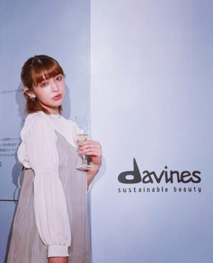 Kyoko Hinami Instagram - davines上陸10周年Eventに行ってきました🌿🕊

トークセッションでは
とても貴重なお話が聞けました。
特に環境問題については
自分の認識よりも遥かに深いところにあり、
地球や自然と生命との関わり方を
もう少し見つめ直してみたいなと。

自分の隣に居る人を、そして周りに居る人達や環境のことを。
そうした思考のその先に
美があるのだとお話されていました。

作っている人達がまず生活の中でそれらを実践し、研究し、商品の容器や素材などに活かされて、環境や人の体に優しい商品が生み出されているということ。

どんなものにも限りがあって
必ず終わりが来るものだけれど、

その当たり前なことがどこか人々の中で
薄れてしまってるのではないかと
考える時間が新たに生まれました。

サスティナビリティという言葉。
まだまだ日本では
浸透率が低い気がしますが
自分が生かされている事に
感謝し、環境や人々に寄り添える
感覚を忘れずに生きていきたいです。

@davinesjapan
@davinesofficial
#davines #ダヴィネス #サステナブルコスメ #サステナブルビューティー #pr

6枚目📷@rikarin0526
1.4.7枚目📷:@si_oux