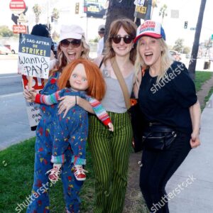 Kyra Elise Gardner Instagram - What a wonderful day striking for @sagaftra and celebrating the horror genre with friends old and new! 🖤 Thank you @barbaracrampton @breagrant & @maggielevin for organizing! Swipe for the most wholesome picket line photo 🥹 #sagstrike #wgastrike