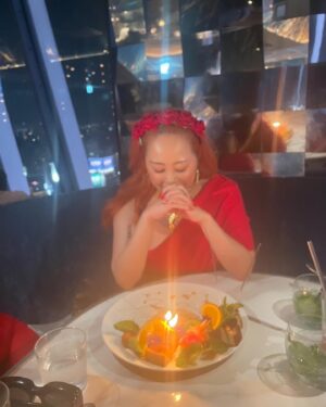 LUNA (MaryJane) Instagram - 無事44歳のバースデーを迎える事ができました🌹
テーマは「自由の女神🗽」
沢山のメッセージ、ストーリーフォトに今年も感動しながらストーリーはLoveの真っ赤で染まっています❤️‍🔥
毎年恒例の心理戦サプライズですが、何と初の1mmも気づくことなく大、大、大成功のBirthday party🎂
大好きな仲間と音楽が溢れた時間がHappyでしかない🎁.
集まってくれた皆様にありがとうございました🙏
しばらく、赤に染まりますのでよろしくお願いします!!