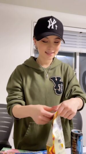 LUNA (MaryJane) Instagram - @ashley114_official に世界一臭いと言われてる果物のお菓子を食べさせてみたら！！！
プチ #ドッキリ やってみた🤫