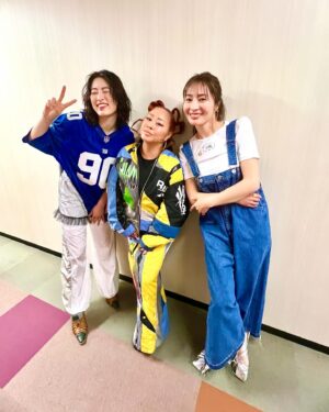LUNA (MaryJane) Instagram - 今回の衣装は国内外アーティストからも人気ブランド @cotemer_official のNori君が私のクローゼットで眠っている服からリメイクしてくれた世界に1着のセットアップ❤️‍🔥
私も昔から大好きなブランドでBossのNori氏の打ち出す「裏路地の美学」に魅せられてます🙏
2pacとAaliyahを背負って「ぽかぽか」タイム🌻

Hair/make @kakkeyy 

共演させてもらった新山千春ちゃん @chiharuuu_0114 ✨
まさかの同じ歳で17歳の美人ちゃんのママなんて！
@moaaa0712 国際的なダンサーを目指してるなんて、しかも先生が @mamizo.jpn なんて、Maryjaneのバックダンサーもしてくれたりと時代を超えて胸熱な瞬間🥺
ヒールに @yelloshoes_official 🙌🏻🙌🏻

hiphopで繋がる1日🙏That's wassup!!
#cotemer 
#リメイク