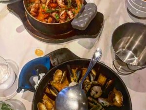 LUNA (MaryJane) Instagram - 今年はパエリアが食べたくて絶景なスペインレストランでBirthday Dinnerを開いて貰いました🇪🇸
ドレスコードは「RED🌹」
1次会、2次会と企画してくれた皆んなに本当にありがとう🙏😭
今考えると不自然なセリフが🤔🤣🤣🤣
「この席は2時間制だから！」
「え？居酒屋さんじゃないよね？」
「いいの！パエリアは調理時間長めだから早めにオーダーね」
トークも何となく皆んなソワついてたかも🤣