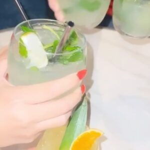 LUNA (MaryJane) Instagram - 今年はパエリアが食べたくて絶景なスペインレストランでBirthday Dinnerを開いて貰いました🇪🇸
ドレスコードは「RED🌹」
1次会、2次会と企画してくれた皆んなに本当にありがとう🙏😭
今考えると不自然なセリフが🤔🤣🤣🤣
「この席は2時間制だから！」
「え？居酒屋さんじゃないよね？」
「いいの！パエリアは調理時間長めだから早めにオーダーね」
トークも何となく皆んなソワついてたかも🤣