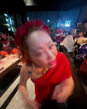 LUNA (MaryJane) Instagram - 無事44歳のバースデーを迎える事ができました🌹
テーマは「自由の女神🗽」
沢山のメッセージ、ストーリーフォトに今年も感動しながらストーリーはLoveの真っ赤で染まっています❤️‍🔥
毎年恒例の心理戦サプライズですが、何と初の1mmも気づくことなく大、大、大成功のBirthday party🎂
大好きな仲間と音楽が溢れた時間がHappyでしかない🎁.
集まってくれた皆様にありがとうございました🙏
しばらく、赤に染まりますのでよろしくお願いします!!