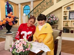 LUNA (MaryJane) Instagram - 5年ぶりにお部屋にお邪魔させて頂き、90歳になられてもオシャレでお茶目で変わらない徹子さんのパワーがスタジオ中に降り注がれ、私は沢山HAPPYパワーを浴びさせて貰いました🩷🙏
@tetsukokuroyanagi 👑🐼❤️

hair&make @kakkeyy 
styling @miyuki_osada 
jewelry @_______ang 
#徹子の部屋