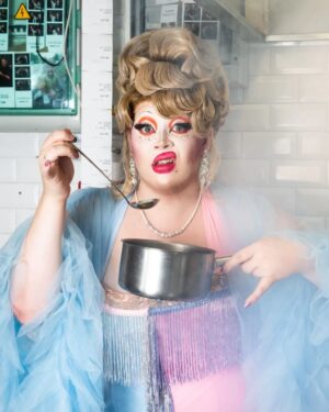 La Briochée Instagram - 🥖Where is Briochée ?! She's in the kitchen🥖

La Briochée aux fourneaux dans les cuisines de @madamearthur 

📸 : @teresasuarezphoto
Wig by @wigtsublu
Dress by @artofdiucelu

#dragshow #dragqueen #dragrace #dragracefrance #rpdr #transdrag #cabaret #cabaretshow #transgenre #transgirl #lgbtq🌈 #queer #queerartist #plussize #plussizemodel