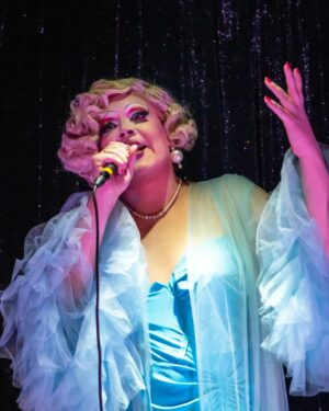 La Briochée Instagram - **CABARET GIRL** 

En janvier j'ai eu la chance d'être guest au cabaret @labouche_cabaret auprès de la famille d'artiste que sont @bilibellegarde_bililarme @mascaremascare et @grand.soir . Un lieu de partage, d'amour, d'art et de militantisme queer qui fait fortement chaud au coeur. 

Je vous aime. 

Merci à @amiriouk pour ces superbes photos 

#dragshow #dragqueen #rpdr #dragracefrance #dragrace #queer #cabaretshow #cabaret #queer #queerartist #lgbtq🌈 #transdrag #transgenre #transwoman