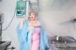 La Briochée Instagram - 🥖Where is Briochée ?! She's in the kitchen🥖

La Briochée aux fourneaux dans les cuisines de @madamearthur 

📸 : @teresasuarezphoto
Wig by @wigtsublu
Dress by @artofdiucelu

#dragshow #dragqueen #dragrace #dragracefrance #rpdr #transdrag #cabaret #cabaretshow #transgenre #transgirl #lgbtq🌈 #queer #queerartist #plussize #plussizemodel
