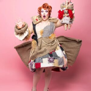 La Briochée Instagram - 🄳🅁🄰🄶🄽🄸🄵🄸🅀🅄🄴 

Dress by @axel_boursier 
Wig by @hitsublu @wigtsublu
Costume design and Doll by @athyess
Shoes by @irregularchoice
Photo and edit by @utavalentine 

Ce look était pour moi une façon de rendre hommage à l'un de mes conte préfèré "Le Magicien d'Oz" mais aussi au vieux cinéma Hollywoodien. Ce look a été confectionné par @axel_boursier qui avait également fait mon look d'entrée. On peut d'ailleurs retrouver dans le patchwork des chutes de tissus de la robe pâtissière. Une façon de boucler la boucle en beauté. De plus, je porte pour ce look des chaussures @irregularchoice comme pour le look d'entrée une fois encore 

Ce look épouvantail a été dessiné par ma talentueuse chérie @athyess qui a également confectionné la poupée que je tiens dans mes mains lors du défilé. C'était très important de l'avoir avec moi sur cette scène ❤️ Encore une fois, @hitsublu a créé cette merveilleuse wig pour compléter le look. Je tiens à la.e remercier personnellement pour son soutient infaillible, ses conseils précieux et son amour tout au long de cette aventure. Tu as rendu cette expérience d'autant plus spéciale. 

Le shooting et l'editing merveilleux de cette série de photo a été fait par la talentueuse @utavalentine
Tu as fais un taff de dingue. Merci 

#dragqueen #dragracefr #DragRaceFrance #dragmakeup #rpdr #rupaulsdragrace #transdrag #transgirl #queer #queerartist #makeup #frenchdragqueen #corset #costume #vintage #artdeco