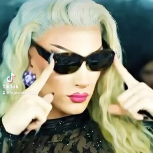 La Grande Dame Instagram - ON TOUR