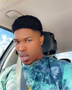 La'Darius Marshall Instagram - Life update Sept. 14th, moved 2k miles away from home. 

• Last person I saw, my sister at her first game of the football season in highschool. Loved that moment a lot if you can’t tell haha. 

• Dragged my other sister with me on this journey bc she wanted a fresh start. She really is like my twin tbh. 

• we took many pictures together and videos of what it looks like so enjoy.

• Selfies of me just in case you haven’t seen me lately. Life is blissful, conditioning my body for what’s to come in a couple ???s. Love you guys so big 🤍