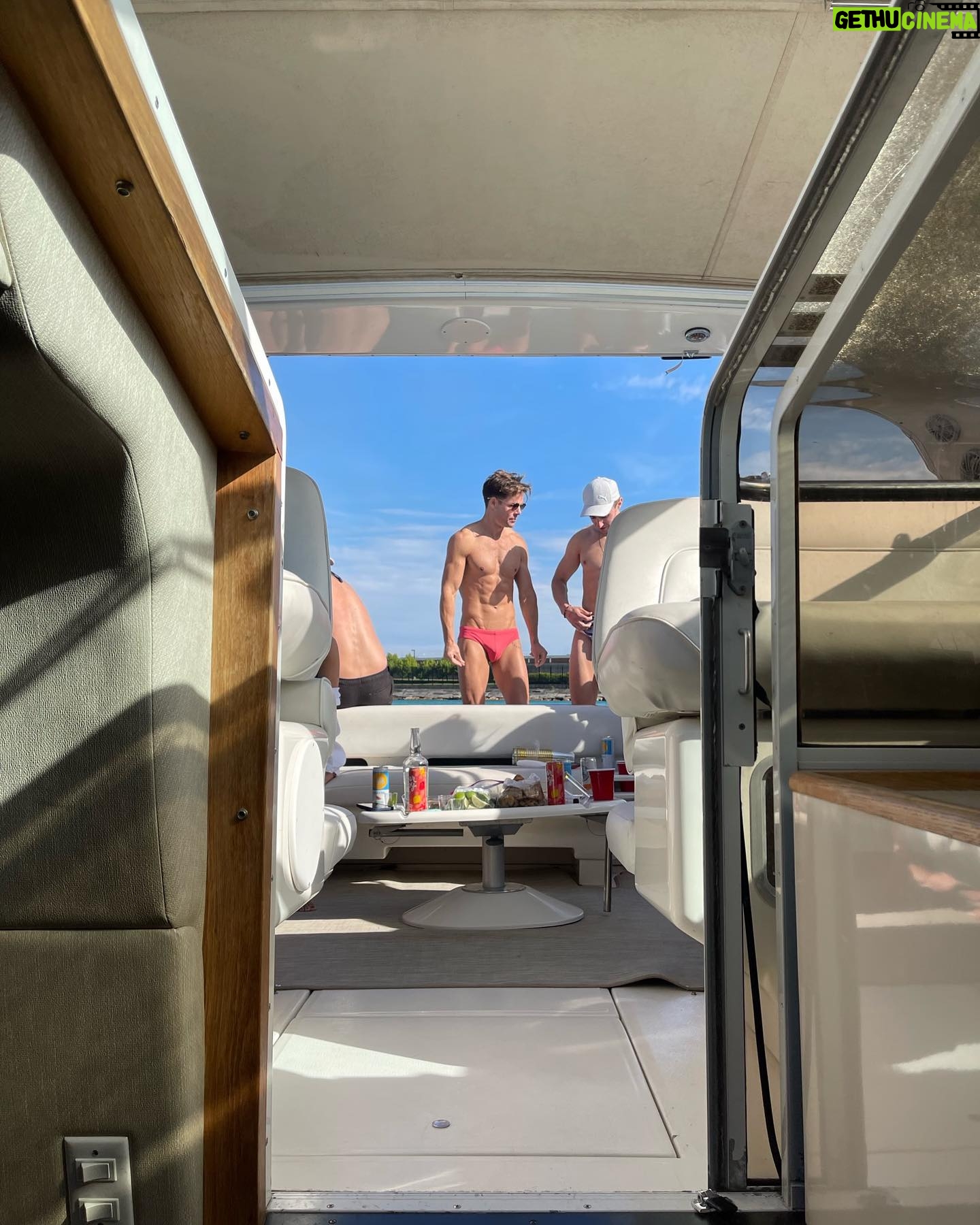 Lachlan Buchanan - 3 Likes - Some bits of a Chicago Summer so far…☀️😎🥳
#Chicago #Summer #Escape #Mates #FunInTheSun