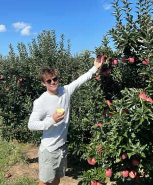 Lachlan Buchanan Instagram - Fall (Autumn in English) has been pretty cool so far. Pun intended haaaa 🎃 🍂 

#Fall #Autumn #Travel #Mates #DadJoke #GoodTimes #Paris #Michigan #BassLake #Chicago #BeesStings #ApplePicking #WeAreTheWeirdosMister