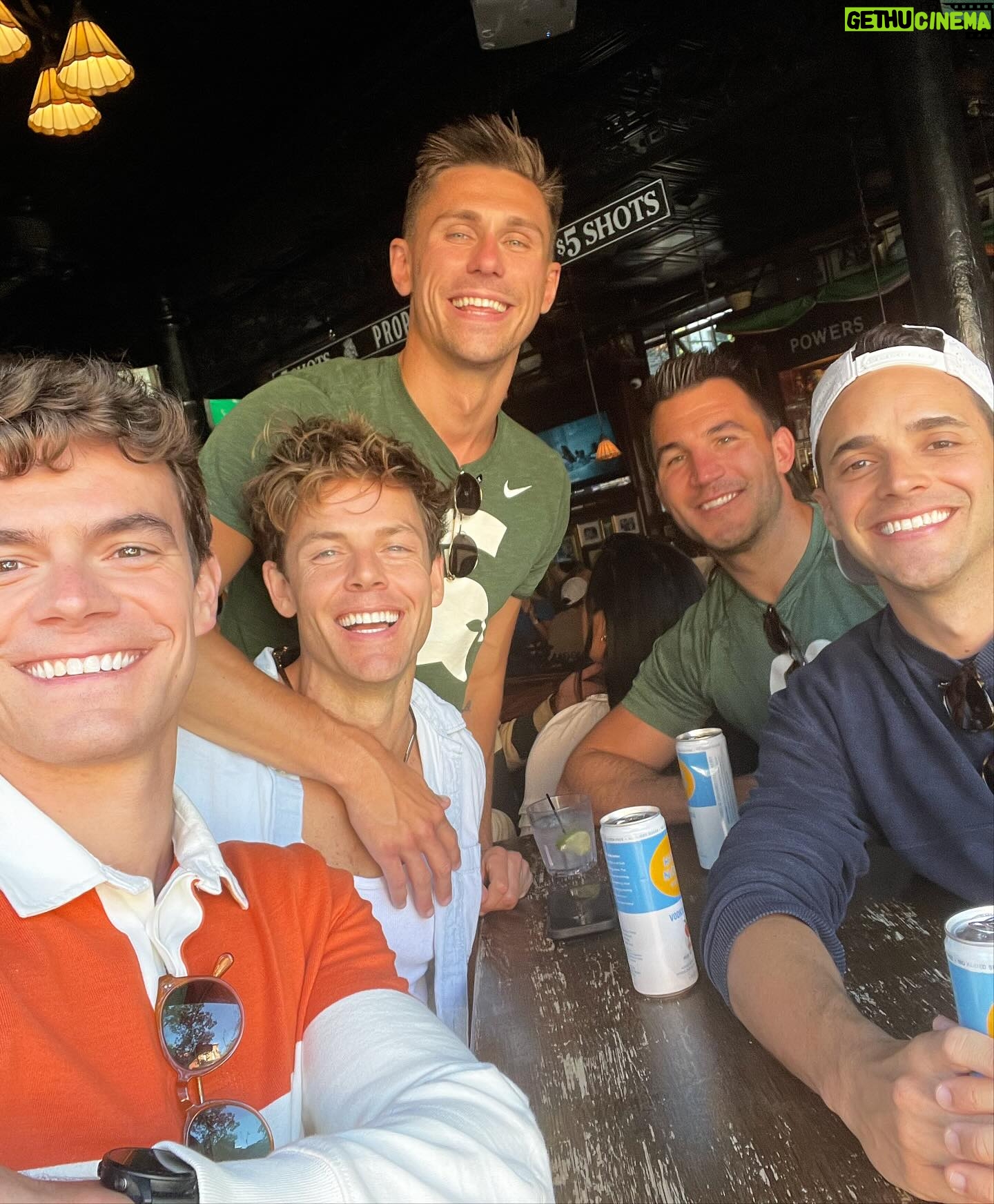Lachlan Buchanan - 3 Likes - Fall (Autumn in English) has been pretty cool so far. Pun intended haaaa 🎃 🍂
#Fall #Autumn #Travel #Mates #DadJoke #GoodTimes #Paris #Michigan #BassLake #Chicago #BeesStings #ApplePicking #WeAreTheWeirdosMister