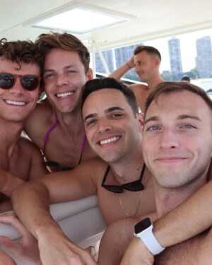Lachlan Buchanan Instagram - Summery funnery ☀️😍

Have to admit, I’m a bit excited for #Autumn this year 🍁 

#summer #chicago #losangeles #mates #goodtimes #2023 #thelittlethings