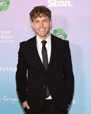 Lachlan Buchanan Instagram - Got to put on shiny shoes, bust out the @bunnings brollie ☔️ and avoid the rain at the #gdayusagala 🇦🇺 🇺🇸 for a bit of mid-week fun 🤩 

#Australia #Stan #Qantas