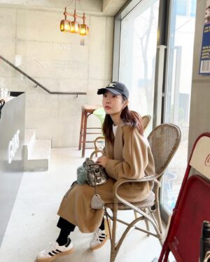 Lady Jane Instagram - 자곡동에서 성수동, 파주까지 
빈티지가구 쇼룸 투어😎
그리고 원오디너리맨션에서 겟한 
Martinelli luce의 Serpente floor lamp
거실이 환해지는 느낌이에요✨

마지막 소파는 아직도 째려보는 중...