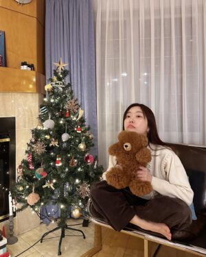 Lady Jane Instagram - 크리스마스 스케쥴🎄
아침부터 모여서 #원대구탕 
#파이인더샵 들러서 케이크 사고
저녁에 다시 모여서 #팀호완 #방어회 #맥주
마지막은 #인생네컷 
이제 루틴이 된 가족모임🤍