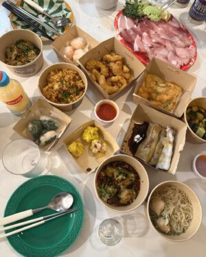 Lady Jane Instagram - 크리스마스 스케쥴🎄
아침부터 모여서 #원대구탕 
#파이인더샵 들러서 케이크 사고
저녁에 다시 모여서 #팀호완 #방어회 #맥주
마지막은 #인생네컷 
이제 루틴이 된 가족모임🤍