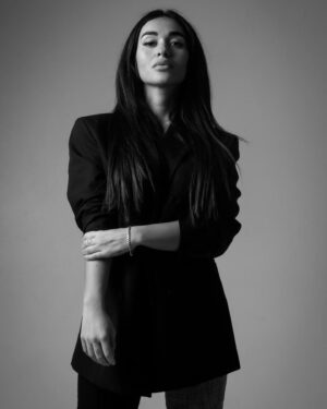 Laetitia Lina Derridj Instagram - Il est temps de faire le point:

Ultimatum était une expérience merveilleuse qui m’a permise de confirmer 2 choses :
- l’amour triomphe toujours 
- l’honnêteté quoi qu’il arrive.
J’ai lu différents points de vues me concernant et concernant ma relation amoureuse avec @sophianne_ultimatumfr. Je les ai compris et partagés pour certains, j’ai essayé de faire comprendre à d’autres que ce qu’ils voyaient été mal interprété… 

Seulement @sophianne_ultimatumfr m’a dit « laisse les gens parler car quoi que tu dises, que tu fasses ils resteront sur une idée qui les arrange et peu importe, la vérité ne les intéresse pas». Je me suis rendue compte à ce moment précis que je n’avais aucune justification à donner a qui que ce soit car je ne suis pas ce genre de personne en réalité. Je ne justifie mes actes qu’auprès des personnes que j’aime et qui comptent pour moi.
L’un de mes défauts et de toujours vouloir rétablir les vérités, je déteste les injustices mais cette fois ci je lâche prise. 
Heureusement la grande majorité ont compris ce qui c’est passé dans Ultimatum et je vous remercie pour vos messages, j’ai adoré échanger avec vous et j’espère le faire encore.

Je suis heureuse d’avoir rencontré @sarah_ultimatumf et @andre_ultimatum, je ne laisse pas beaucoup de personnes entrer dans ma vie mais lorsque je le fais c’est que j’ai une totale confiance. Ils m’ont montrés à quel point ils étaient loyaux, honnêtes et tellement bons. Vous êtes de véritables amis et je vous remercie pour tout ce que vous nous apportez à @sophianne_ultimatumfr et moi au quotidien 🫶🏻

@sophianne_ultimatumfr mon amour, les mots ne seront jamais suffisant pour décrire l’amour que je te porte. On a traversé tellement de choses durant ces dernières années, tu ne m’as jamais abandonné, tu es l’homme qui me soutient et protège contre tous, tu es mon meilleur ami et mon grand amour, Je t’aime ❤️

Sachez que nous vivons notre vie et que nous sommes heureux, faites de même car notre vie n’a pas commencé lors d’Ultimatum et ne s’arrêtera pas à la fin de ce programme… donc ne prenez pas trop ça à coeur 😘

Fin du chapitre, place à la suite ! 

📸 by @mk1_photography
